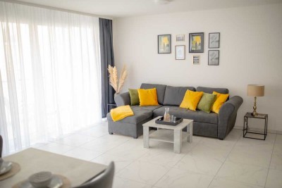 Stilvolle, neuwertige 2-Raum-Wohnung mit geh. Innenausstattung mit Balkon und EBK