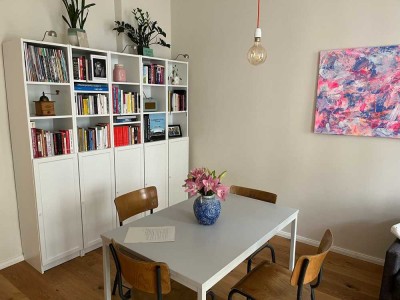 ruhige helle Wohnung mit Balkon und Holzdielen in Kiezlage