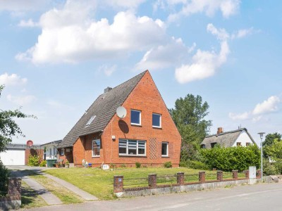 Viel Platz für alle! Einfamilienhaus mit Einliegerwohnung in idyllischer Feldrandlage