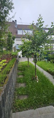 Reihenmittelhaus mit vielen Zimmern und großem Garten