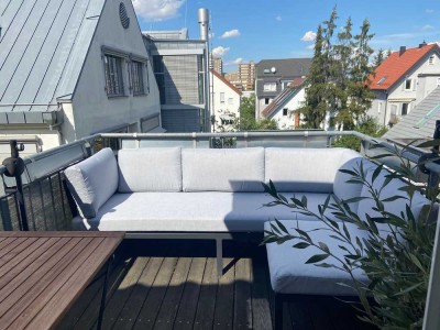 Stilvolle, geräumige 2,5-Zimmer-Maisonette-Wohnung mit Balkon und EBK in Stuttgart
