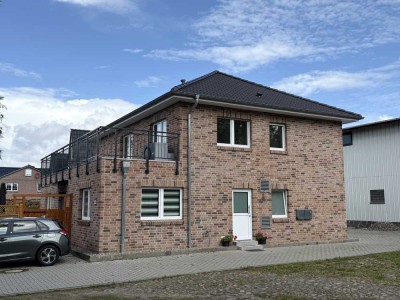 Attraktive 2- Zimmer Wohnung im 1. Obergeschoss mit sehr großem Balkon in grüner Ortslage