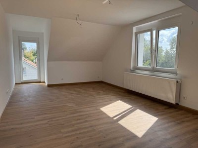 Erstbezug nach Sanierung: Gemütliche 3-Zimmer-Dachgeschoss-Wohnung mit Balkon in Markgröningen