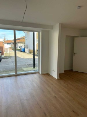 Super helle neu renovierte 2-Zimmer Erdgeschosswohnung mit Terrasse