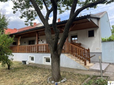 Einfamilienhaus mit atemberaubender Terrasse und einem Nebengebäude