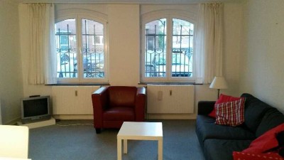 vollmöblierte u. ausgestattete, helle Souterrain-Wohnung im Herzen von Köln