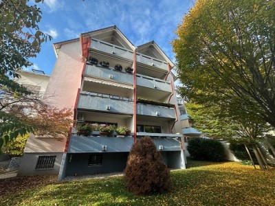 Helle 2-Zimmer-Dachgeschosswohnung mit Loggia und Blick ins Grüne