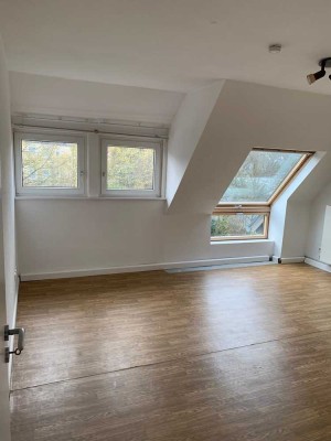 Wohnen unterm Dach - Dreizimmerwohnung mit vorhandener Küche