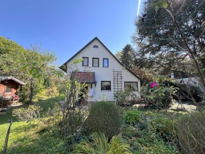 Freistehendes Einfamilienhaus mit sehr großem Garten in Waldtrudering