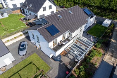 Hochwertige Doppelhaushälfte mit Garten, Garage & Einbauküche