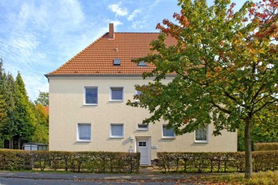 Schöne Erdgeschoss-Wohnung mit Balkon und separaten Mansardenraum!