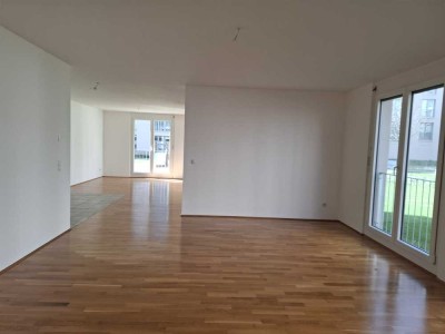 Moderne große 3 -Zimmer Wohnung mit Terrasse und Loggia