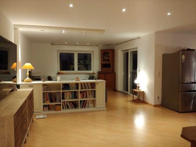 Großzügige 7-Zimmer-Wohnung mit eigenem Garten - von privat