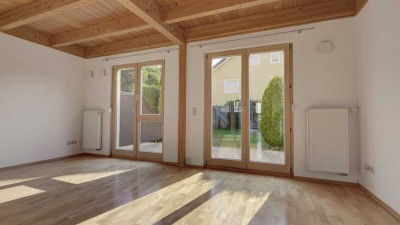 ROGERS: Helles Reihenhaus mit sichtbaren Holzbalken und Garten