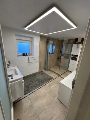 Moderne sanierte 4-Zimmer-Wohnung im Zweifamilienhaus mit großem Balkon und optionalem Stellplatz