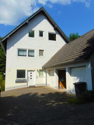 Junge und hervorragend aufgeteilte 4-Zimmer Eigentumswohnung mit 2 Bädern, Balkon und Garage!