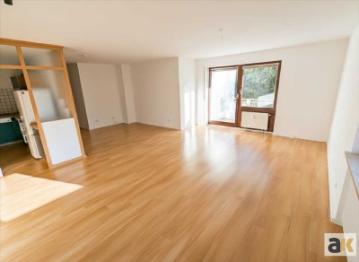 Zentrale und großzügige Wohnung mit Balkon