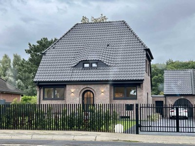 Luxuriös – Alter Charme trifft Moderne - Kernsaniertes Einfamilienhaus mit Blick auf den Stadtwald