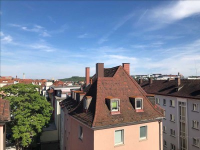 Saniert: Charmante 2-Zimmer-Dachgeschosswohnung in Würzburg Grombühl
