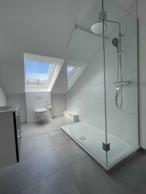Neue, helle Dachgeschosswohnung mit neuer Einbauküche in Stuttgart - Bad Cannstatt