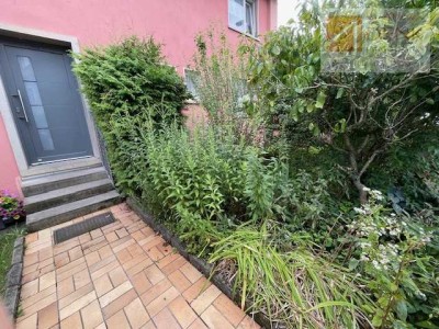 Erdgeschosswohnung mit Terrasse, Gartenanteil und Garage