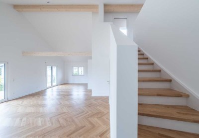 Erstbezug in lichtdurchfluteter Maisonettewohnung mit hochwertiger Ausstattung am Ostufer