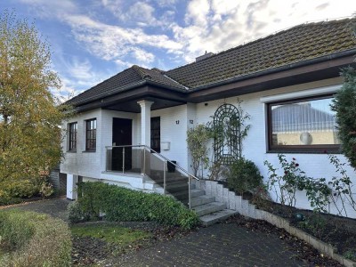 Schöner Bungalow mit Vollkeller, Garage und Terrasse nach Süden
