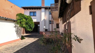 Geräumiges 1-2 Familienwohnhaus mit großem Grundstück, Hofbereich, diversen Nebengebäude und Garage