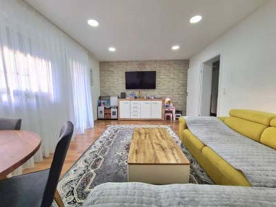 Top renovierte 3- Zimmer Wohnung mit schöner EBK + Sonnenbalkon/Garage!