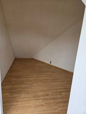 Geschmackvolle 2-Raum-Maisonette-Wohnung mit Balkon und Einbauküche in Heusenstamm