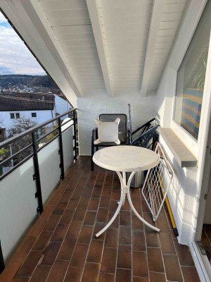 Helle 3-ZW mit Balkon, Bad mit Badewanne, Laminatboden,  in schöner Aussichtslage