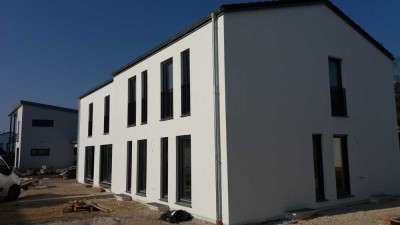 Stilvolle Doppelhaushälfte mit vier Zimmern in Abensberg