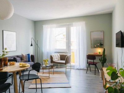 Voll möblierte Wohnung mit Balkon & Arbeitsplatz in Berlin-Lankwitz