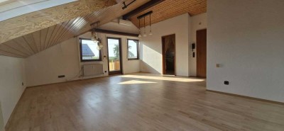 Geschmackvolle 3-Zimmer-Dachgeschosswohnung mit Innenausstattung, Balkon, Klimaanlage und EBK