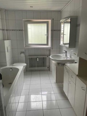 Ansprechende und vollständig renovierte 4-Zimmer-Erdgeschosswohnung mit Einbauküche in Sinzheim