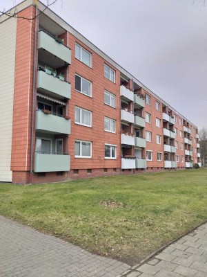 Sonnige modernisierte 3-Zimmer-Wohnung mit Balkon und Einbauküche in Kiel Suchsdorf