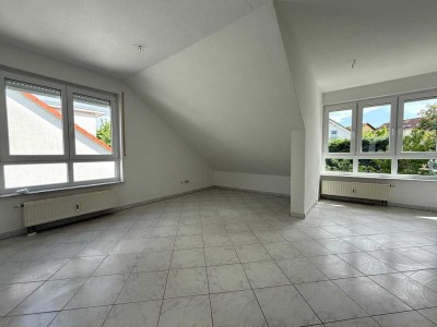 Ruhige Lage, große Fenster, Balkon, Stellplatz uvm. - Besondere Wohnung in Walzbachtal-Jöhlingen z