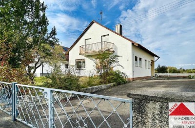 Renovierungsbedürftiges, freistehendes Einfamilienhaus in Feldrandlage