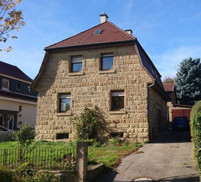 Freistehendes Sandsteinhaus mit Nebengebäude, großem Garten und Garage.