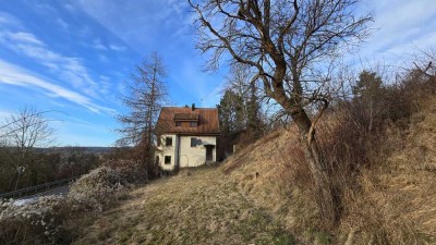 Einfamilienhaus mit großem Grundstück wartet darauf von Ihnen auf Vordermann gebracht zu werden!