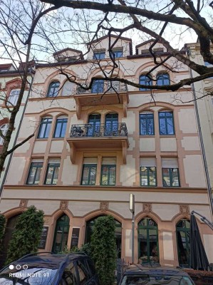 Stilvolle, helle 4-Zimmer-Wohnung mit Balkon