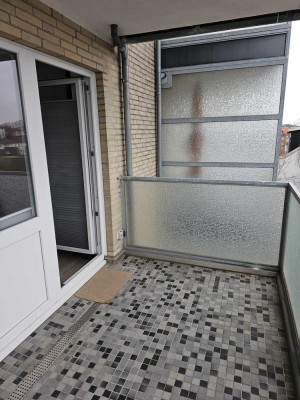 Helle 1-Zimmer Wohnung im 4. OG mit Balkon in Heppens