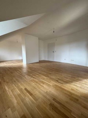 Kühle Dachgeschosswohnung mit 3 Balkonen + Ausblick + nähe Bahnhof + nähe E-Ladestation