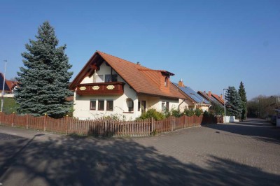 Lichtdurchflutetes, freistehendes Einfamilienhaus mit Potenzial in Eisenberg