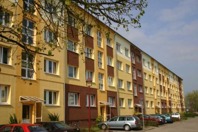Wohnen mit Flair: 4-Zimmer-Erdgeschosswohnung mit Balkon und Wannenbad