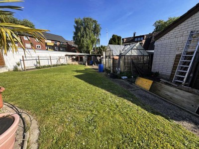 Ideal für Mehrgenerationen: Zweifamilienhaus mit Pool in Gustorf