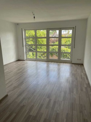 RESERVIERT Frisch renovierte 2-Zimmer-Wohnung mit Balkon in Karlsruhe-Weiherfeld