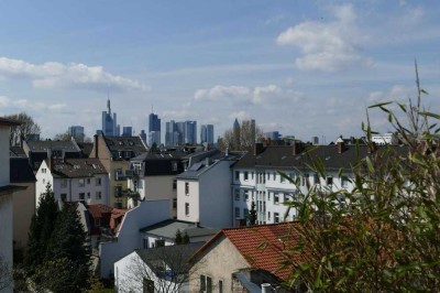 Tolle, geschmackvoll renovierte Maisonette Wohnung mit großer Loggia und Skylineblick