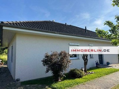 IMMOBERLIN.DE - Wunderbarer Bungalow mit großem Sonnengarten in ländlicher Wohlfühllage