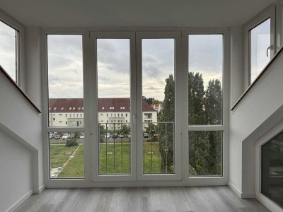 Kleines Dachgeschoss mit Wintergarten und EBK!